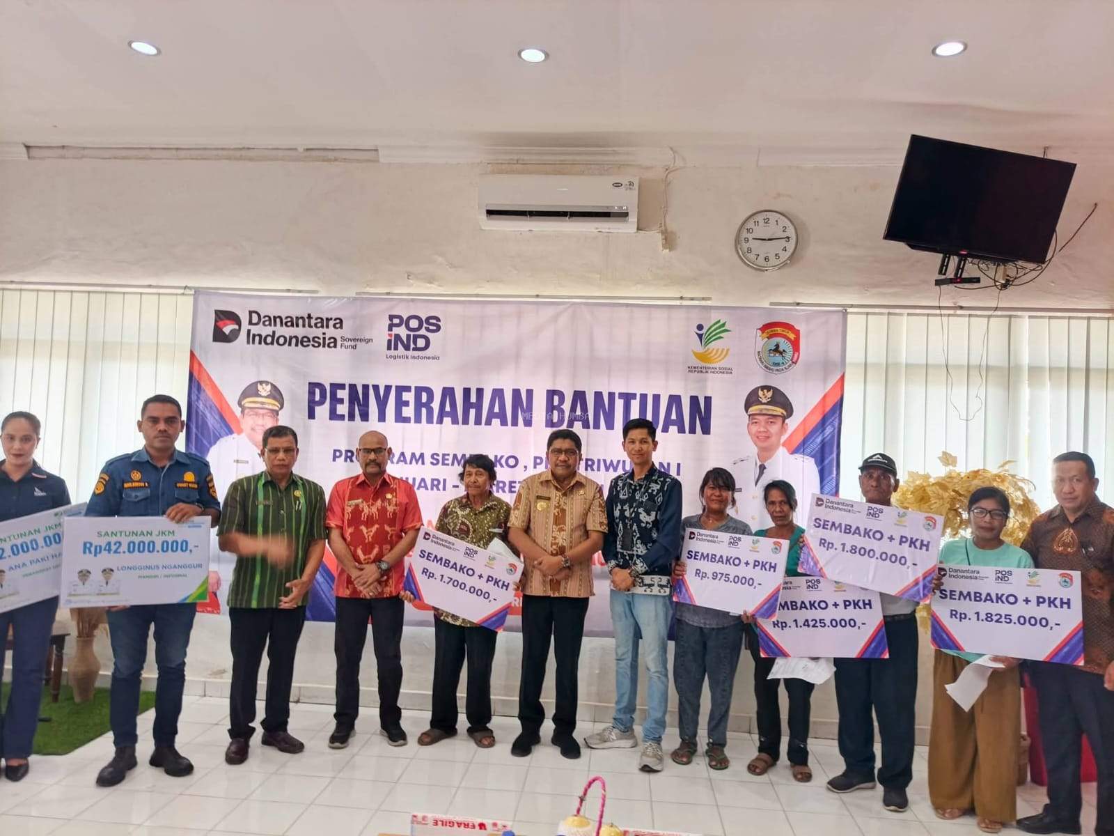 Penyerahan Bansos Triwulan I, Bupati Umbu Lili Menghimbau Kepada KPM Agar Dimanfaatkan Sesuai Kepentingan dan Kebutuhan Pokok