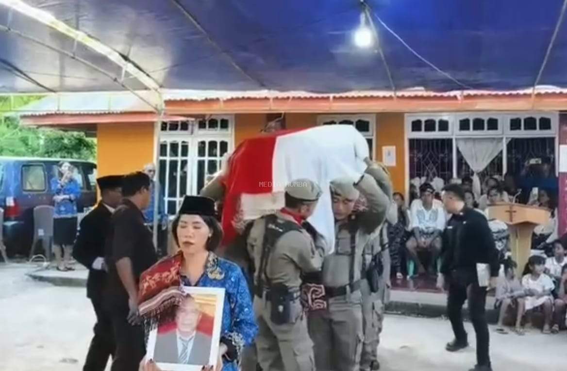 Asisten I Setda Sumba Timur Melkianus D. Patimara Dimakamkan Secara Kedinasan Yang Berlangsung Dengan Khidmat Dan Penuh Haru