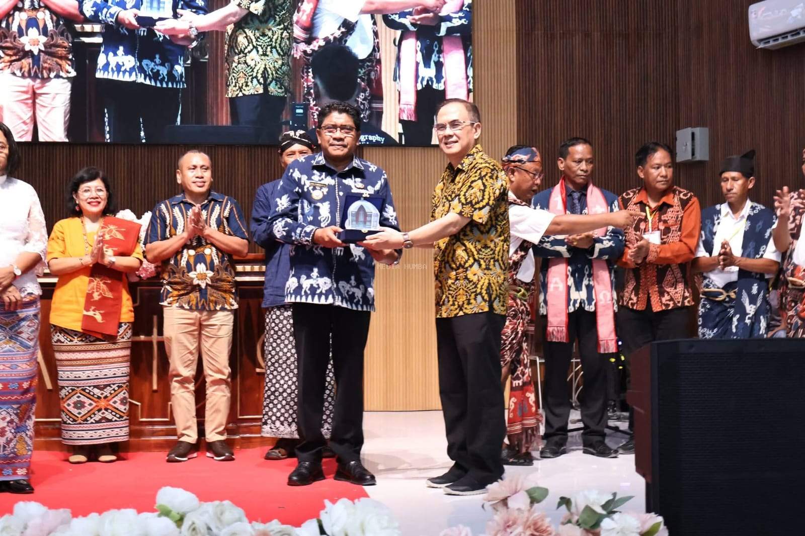 Bupati Sumba Timur, Umbu Lili Pekuwali Resmikan Gedung Ibadah Gereja Kristen Sumba (GKS) Jemaat Praiwora