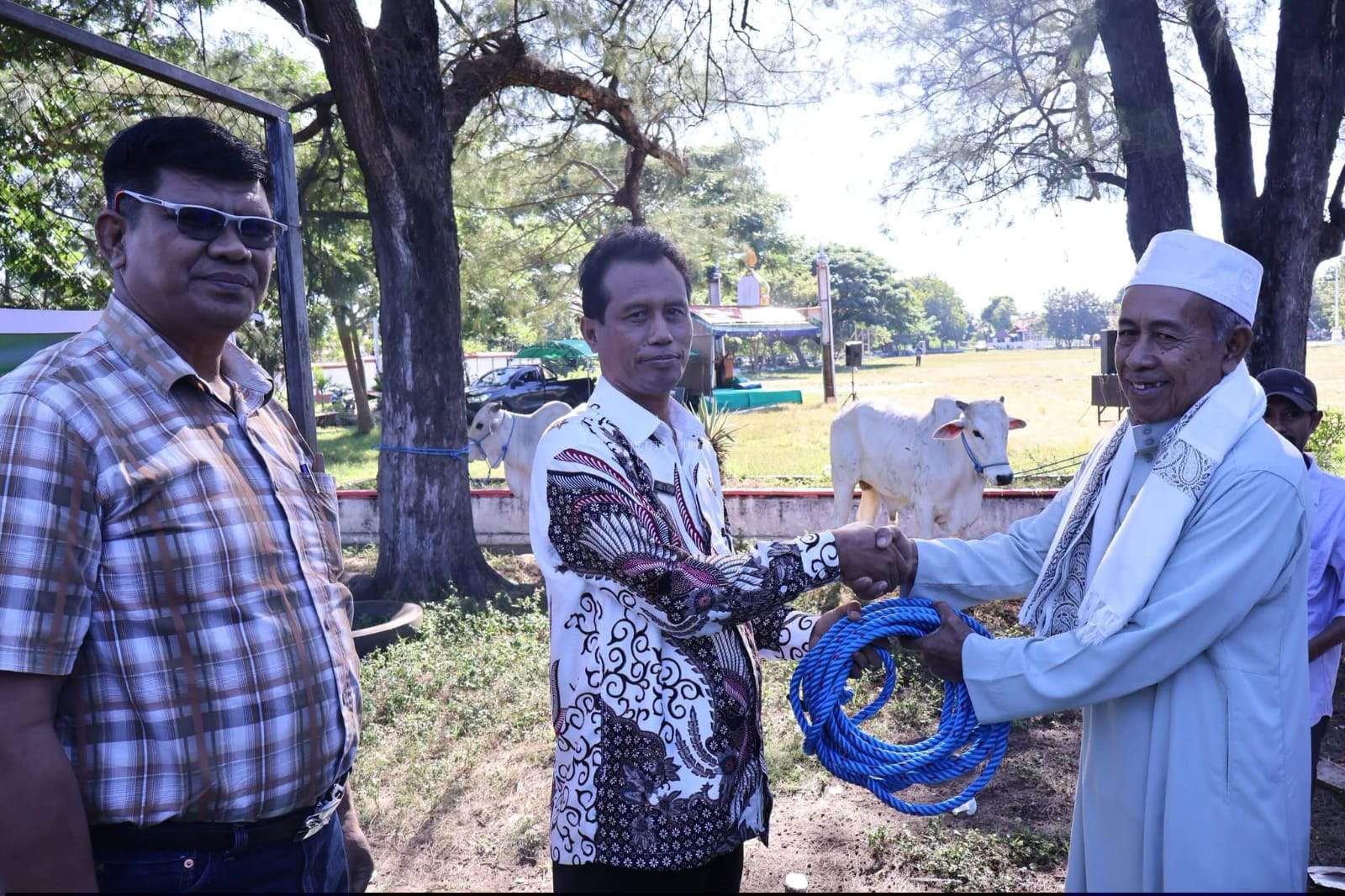 Sekda Sumba Timur Hadiri Penyerahan Hewan Qurban Bantuan Presiden, Gubernur dan pemerintah Daerah