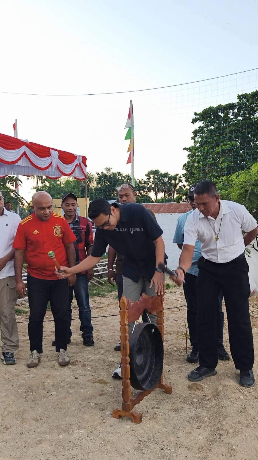 Wakil Bupati Sumba Timur secara resmi membuka turnamen voli antar umat untuk merayakan HUT ke-75 Paroki Sang Penebus Waingapu