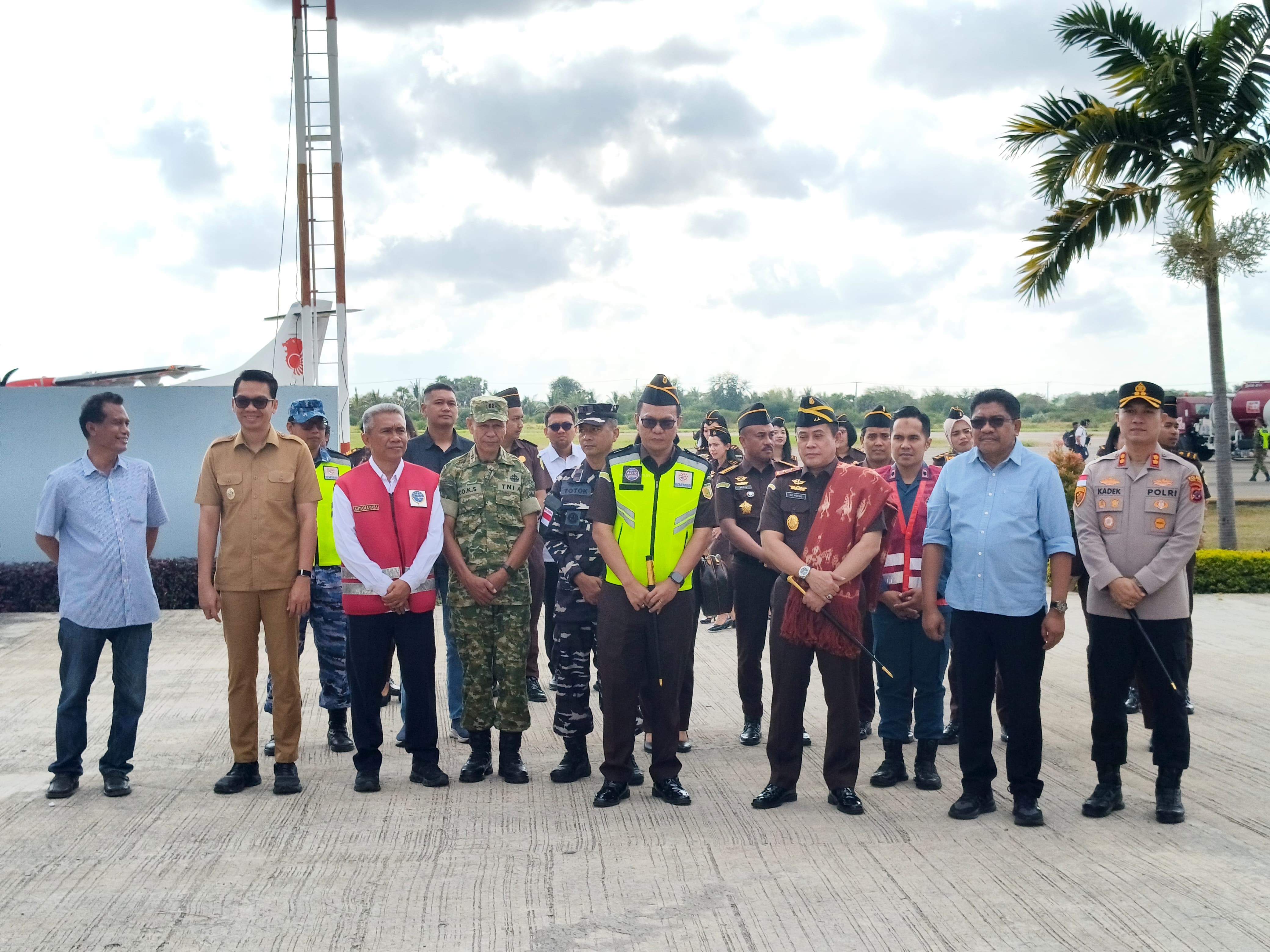 Bupati Dan Wakil Bupati Sumba Timur Sambut Kedatangan Kajati NTT Di Bandara Umbu Mehang Kunda, Wujud Sinergitas Antara Pemerintah Daerah Dengan Institusi Kejaksaan