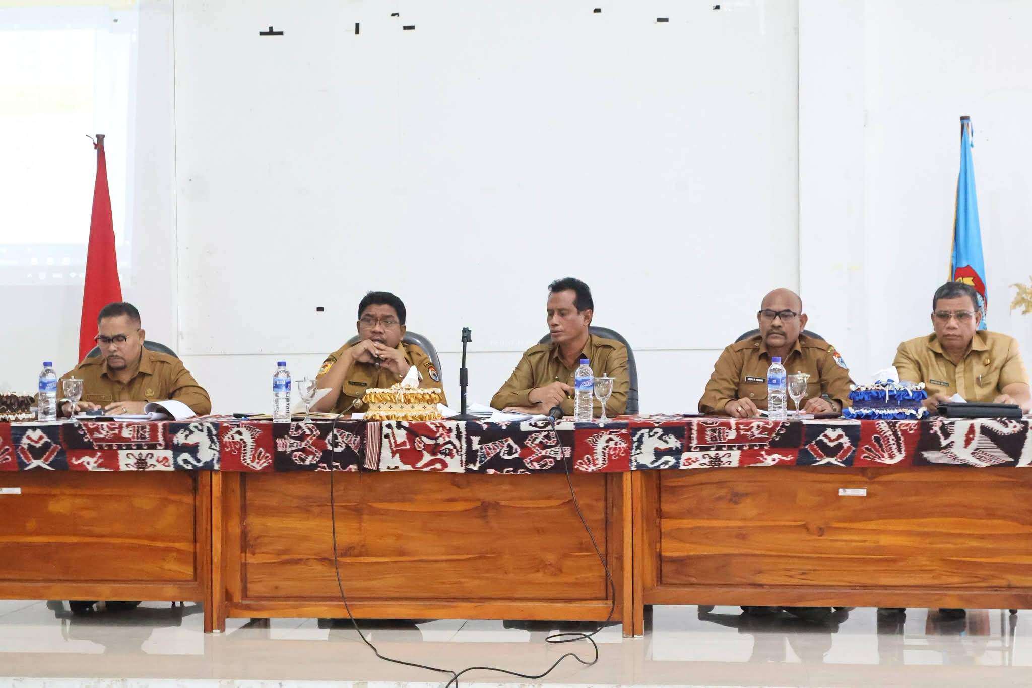 Bupati Sumba Timur Pimpin Rapat Evaluasi Laporan Realisasi Fisik Dan Keuangan Triwulan II Tahun Anggaran 2026