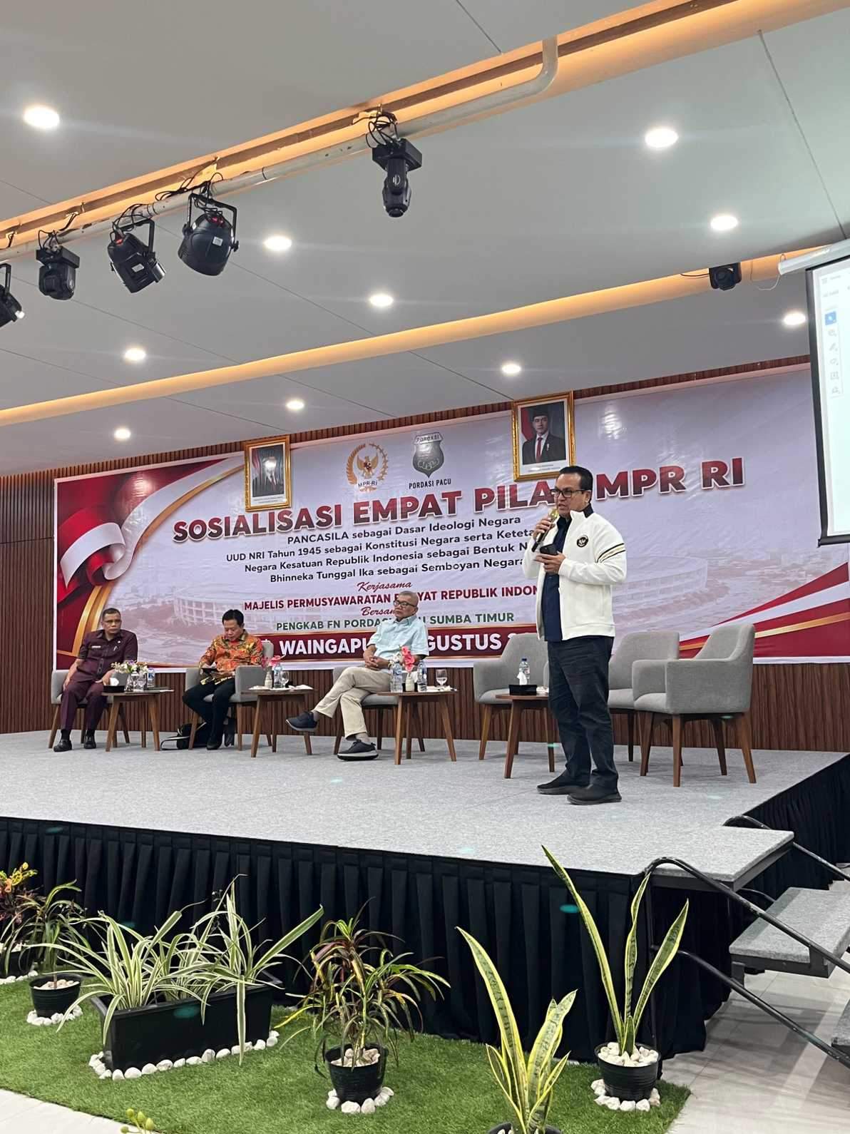Umbu Rudi Kabunang Memprakarsai Kegiatan Sosialisasi Empat Pilar Kebangsaan MPR RI di Hotel Kambaniru, Sumba Timur