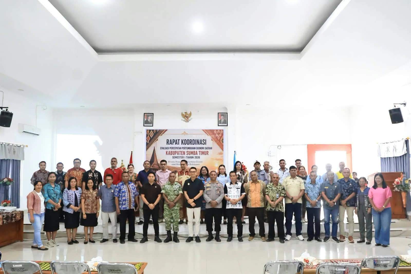 Pimpin Rapat Evaluasi Percepatan Pertumbuhan Ekonomi Daerah Semester I Tahun 2026, Wabup Sumba Timur Tekankan Agar Potensi Daerah Dapat Dikembangkan Secara Optimal