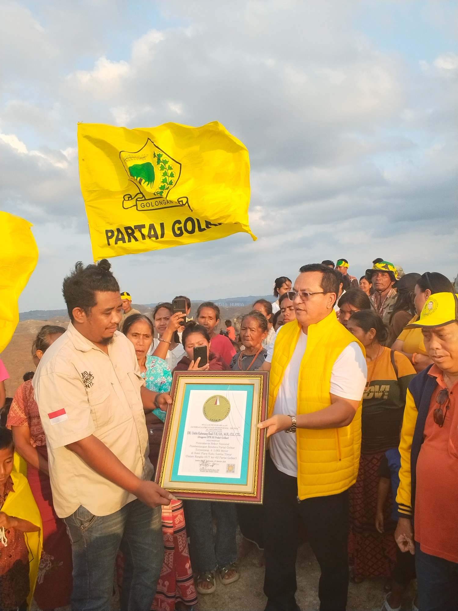 DPR RI Umbu Rudi Kabunang dan Bupati Sumba Timur Terima Penghargaan Leprid atas Rekor Bendera Golkar Terpanjang 1.062 Meter