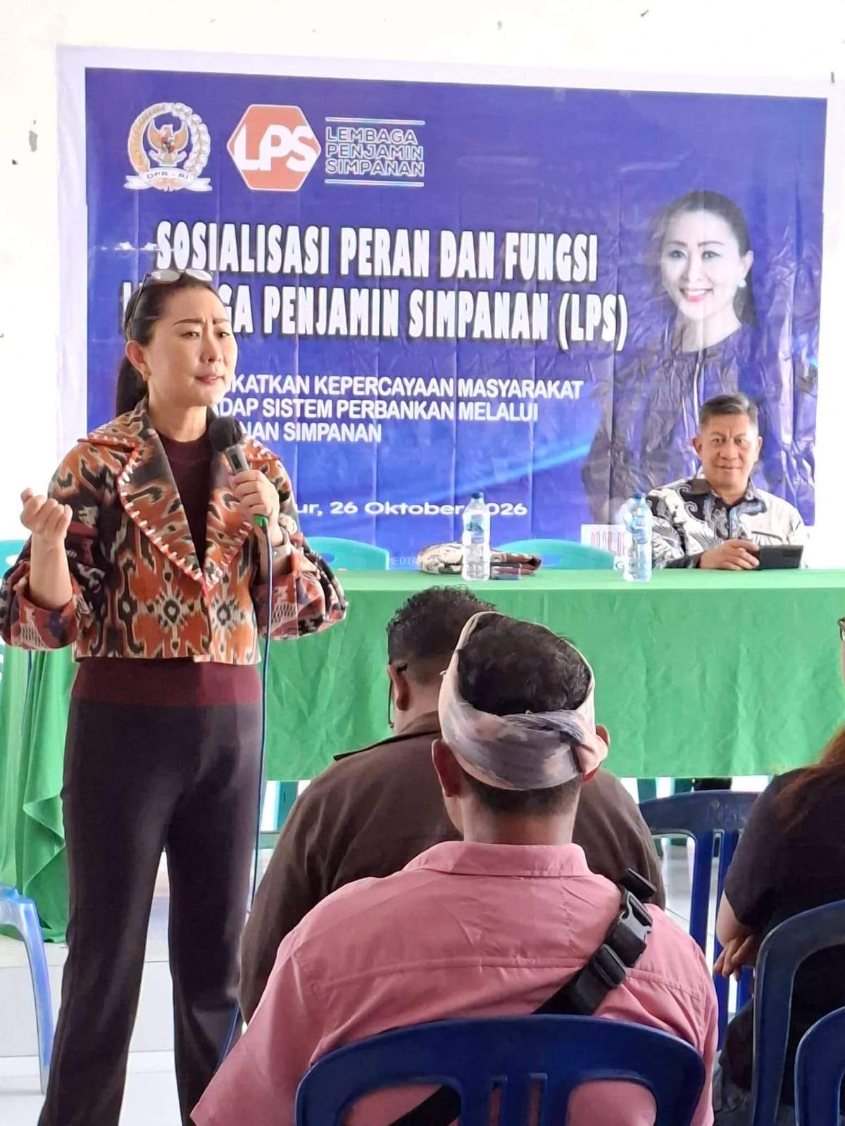 TIM LPS PROVINSI NTT BERSAMA ANGGOTA DPR RI JULIE SUTRISNO LAISKODAT GELAR SOSIALISASI LPS DI SUMBA TIMUR